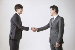  לחיצת היד צריכה להיות חלשה וללא לחץ - פגישה עסקית בקוריאה