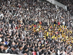 קהל מקומי באצטדיון קים איל-סונג