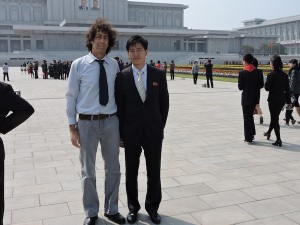 עם מדריך מקומי בארמון השמש בצפון קוריאה