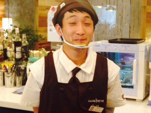 רשת בתי הקפה המובילה בקוריאה ציידה את עובדי הקופות ומכיני המנות במסכת סנטר שקופה למניעת זיהומים.